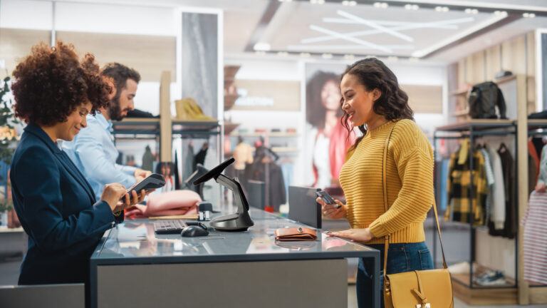 Steigern Sie Ihren Umsatz und unterstützen Sie Ihre Mitarbeiter mit InVue Point-of-Sale-Lösungen.