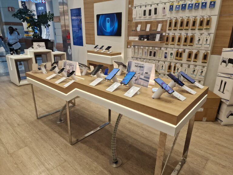 In-Store-Display mit Telefonen auf OnePODs