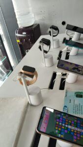 Smartwatches und Tablets, die auf sicheren Displays InVue angezeigt werden