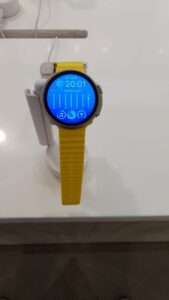 Smartwatch wird auf einem sicheren Display angezeigt