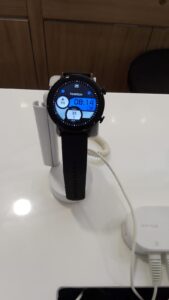 Smartwatch wird auf einem sicheren Display angezeigt