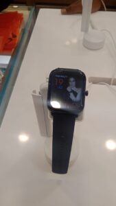 Smartwatch wird auf einem sicheren Display angezeigt