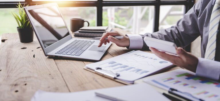 Porträt eines Geschäftsmannes, der in einem modernen Büro an einem Tablet-Computer arbeitet.