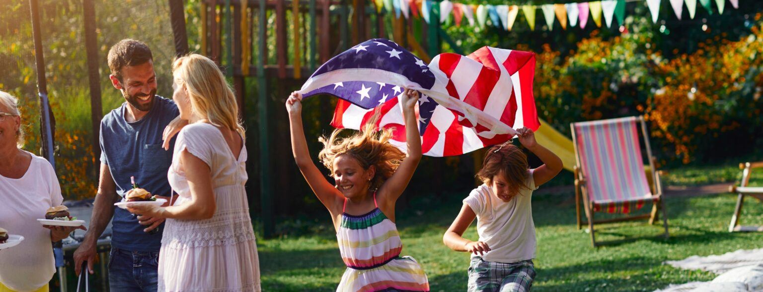 Spielende Kinder am Vierten Juli