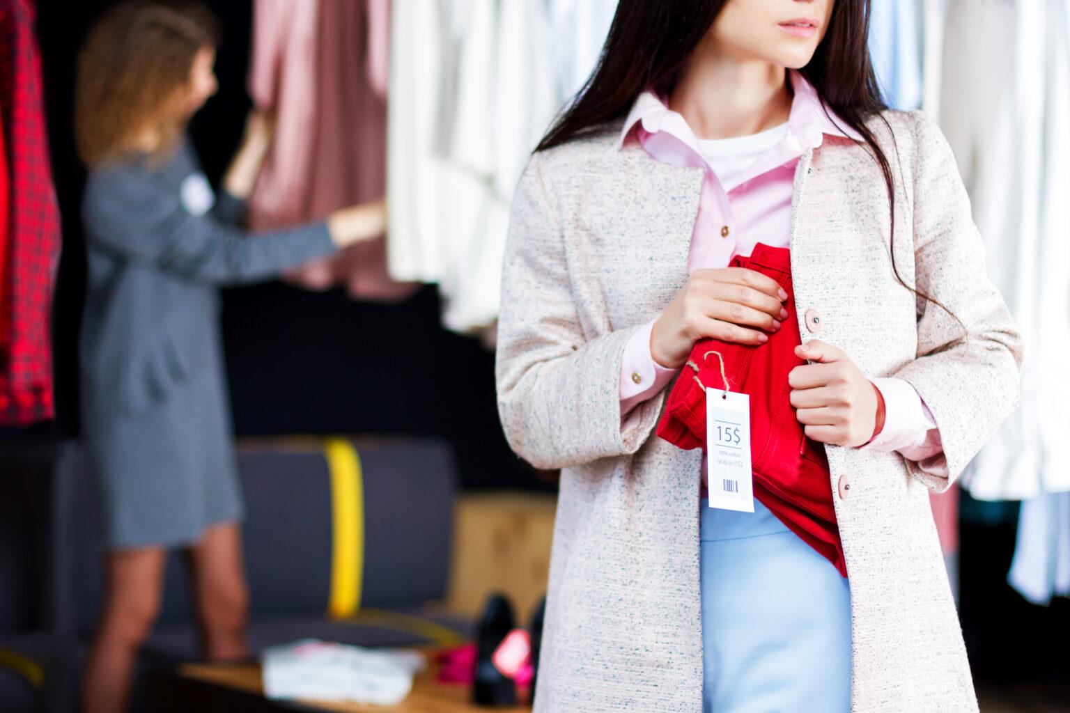 Nahaufnahme einer jungen Frau, die rote Jeans stiehlt