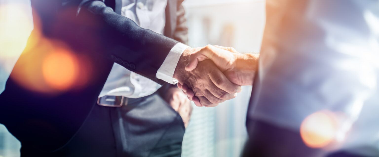 Geschäftsmann Handshake für Teamarbeit von Business-Fusion und Akquisition, erfolgreiche verhandeln, Hand schütteln, zwei Geschäftsmann schütteln Hand mit Partner zur Feier der Partnerschaft und Business-Deal-Konzept