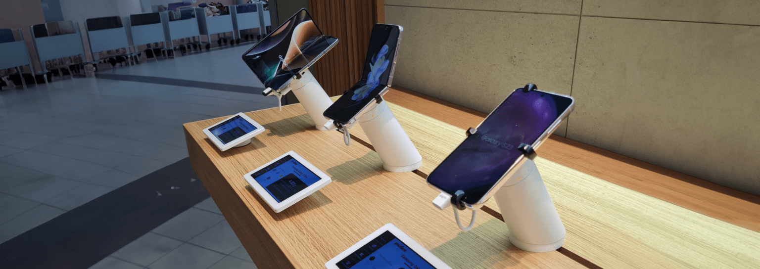 Handys und Tablets auf dem Display mit InVue Produkt