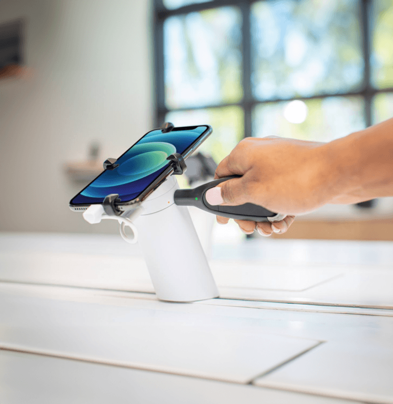 Person entriegelt One60 mit OneKEY