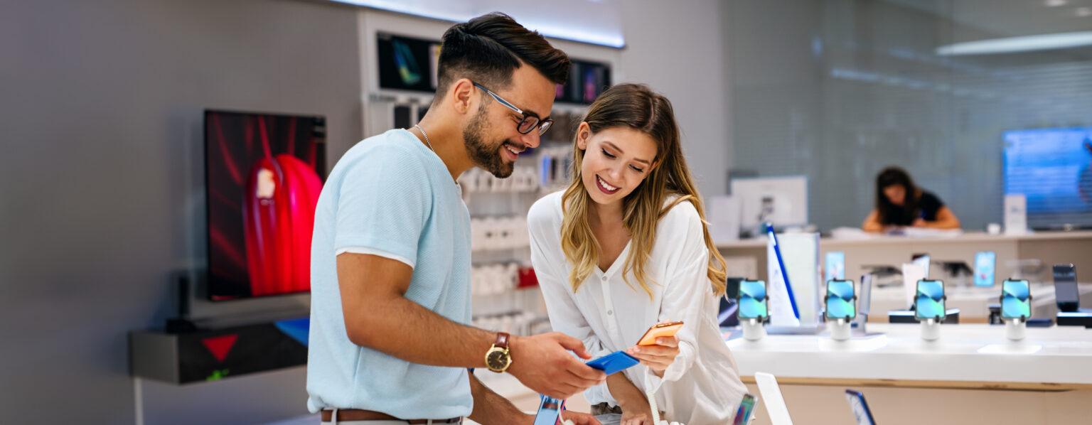 Mann und Frau beim Einkaufen von Smartphones