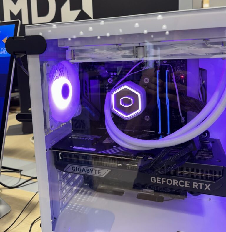 Desktop-Verriegelung zur Sicherung eines Gaming-PC-Gehäuses mit eingebautem Arbeitsspeicher und Grafikkarte