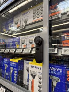 Smart Lock in einem Hypermarkt, Glasvitrine eines Großmarkt-Einzelhändlers