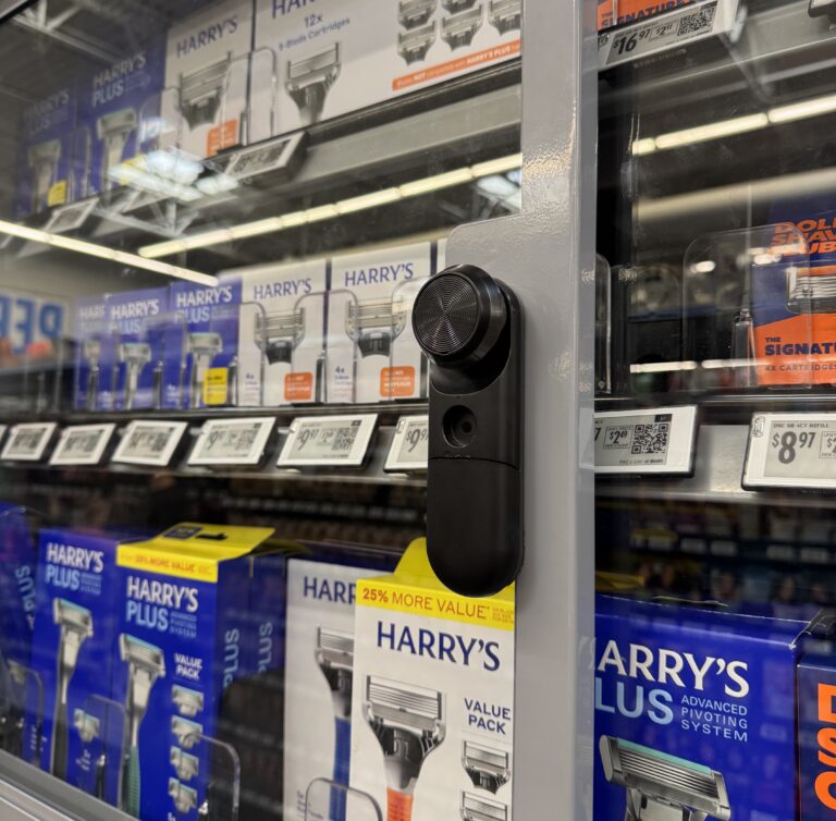 Smart Lock in einem Hypermarkt, Glasvitrine eines Großmarkt-Einzelhändlers