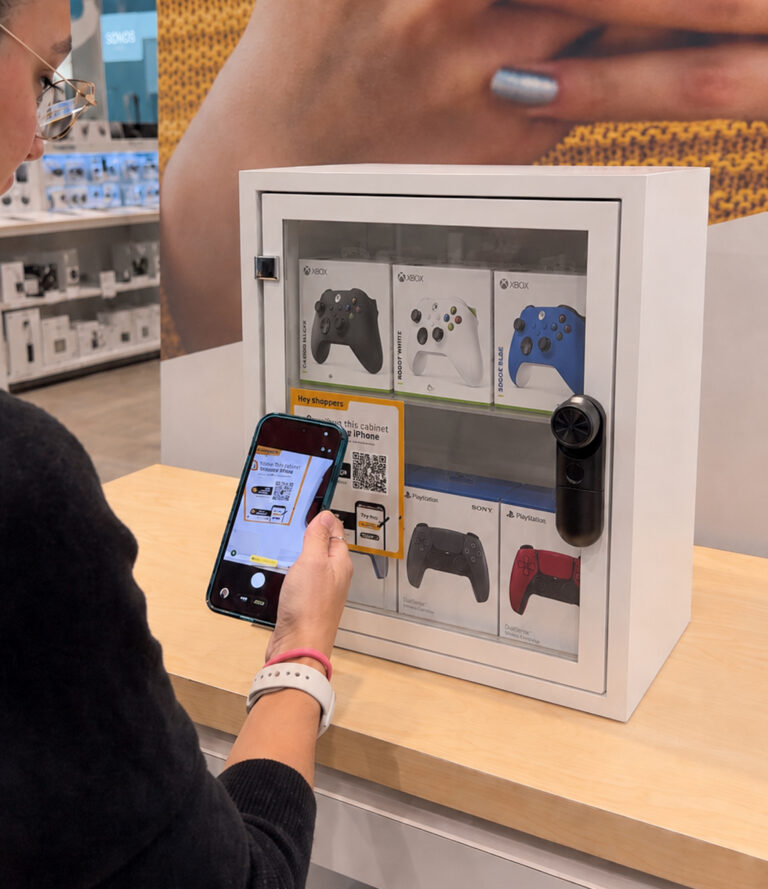 Mit „Customer Self-Access“ kann ein Kunde einen Code scannen und so Zugang zu einem verschlossenen Produktschrank erhalten.