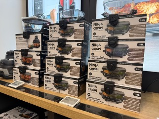 InVueVerpackungsschutz: Eck Package Wrap , die Produkte in Supermärkten sichern.
