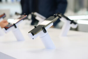 Smartphone wird angezeigt von OnePOD Max im Claro-Einzelhandelsgeschäft
