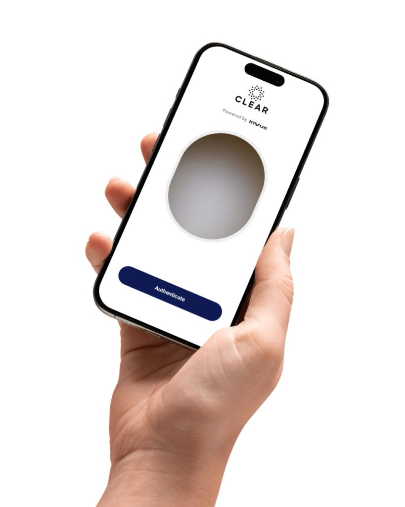 Hand, die ein Smartphone hält, auf dessen Bildschirm der CLEAR-Identitätsprüfungsbildschirm zu sehen ist, der von InVue für den Selbstzugang der Kunden bereitgestellt wird